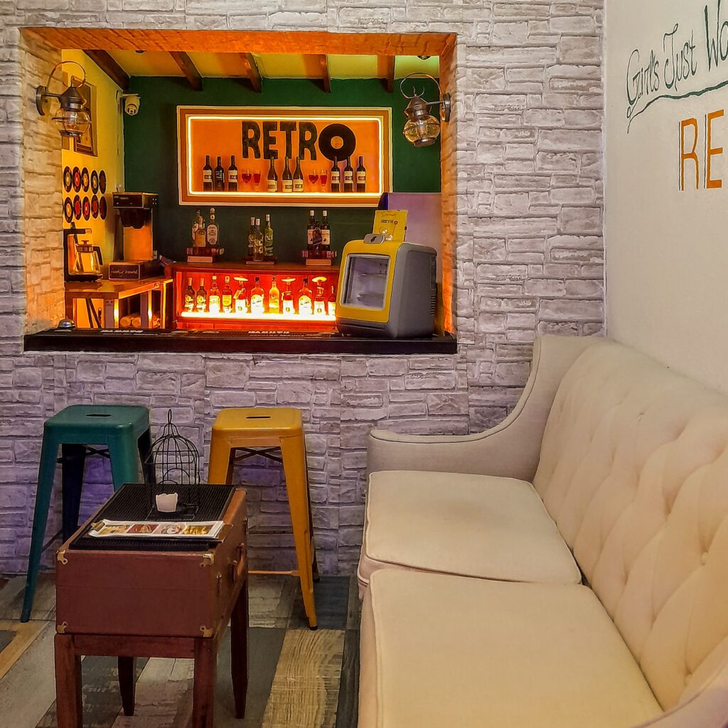 Retro Restaurant and Bar