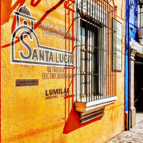 Casa de Salud Santa Lucia clinics in Antigua view from outside