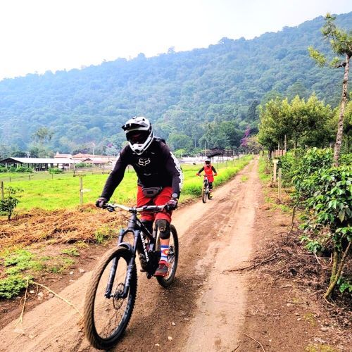 Carmona-Trails-Mountain-Bikers-antigua
